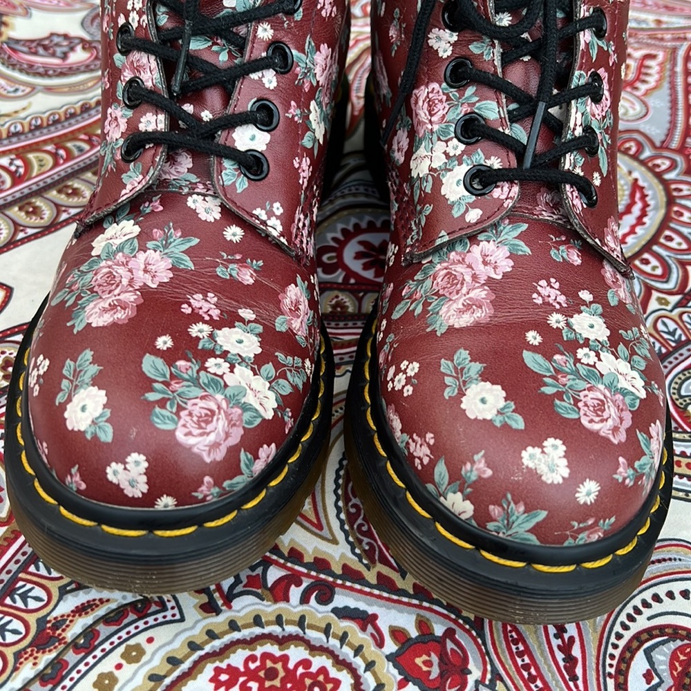 🌺🌸 Dr. Martens Burgundy Rose Floral Boots 🌸🌺 - Picture 9 of 16